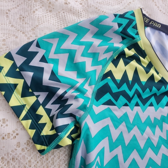 Nike Pro Vee Neck Athletic Short Sleeve Top Women's Size Large EUC - Picture 7 of 8